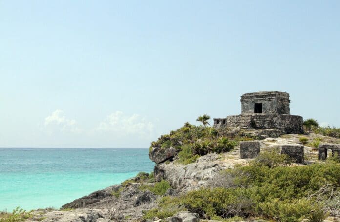 Denuncian trabajadores que Sedena vende boletos para zona arqueológica de Tulum; el INAH aclara la supuesta confusión.