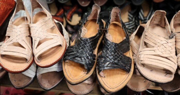 Artesanos de Oaxaca exigen respeto a sus huaraches tradicionales de Yalálag