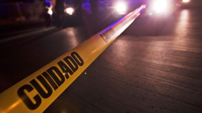 Reportero capta el momento en que un auto choca contra una ambulancia en CDMX; cubría otro accidente