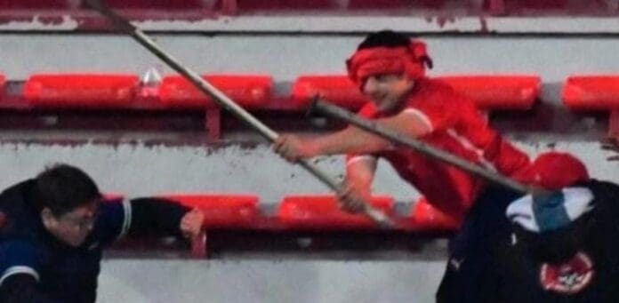 Suspenden partido de futbol de Independiente vs U de Chile por graves actos violentos. Otra vez los hinchas golpeándose.