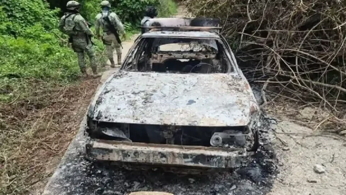 Hallan cinco cuerpos calcinados dentro de un auto en Guerrero