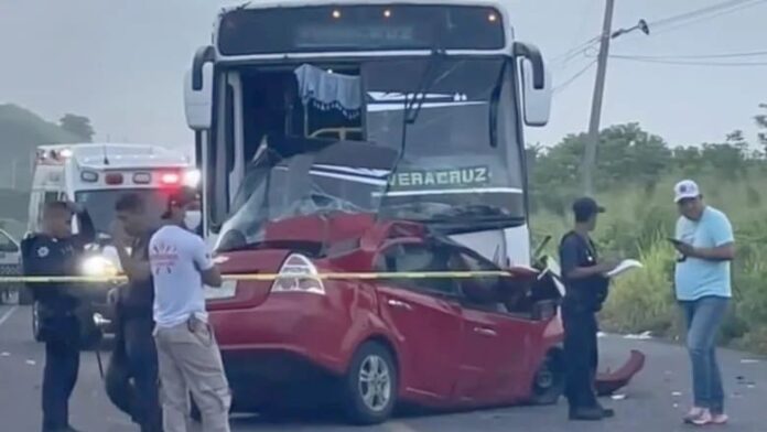 Mueren prensados tres menores y sus padres tras chocar contra un autobús en Veracruz
