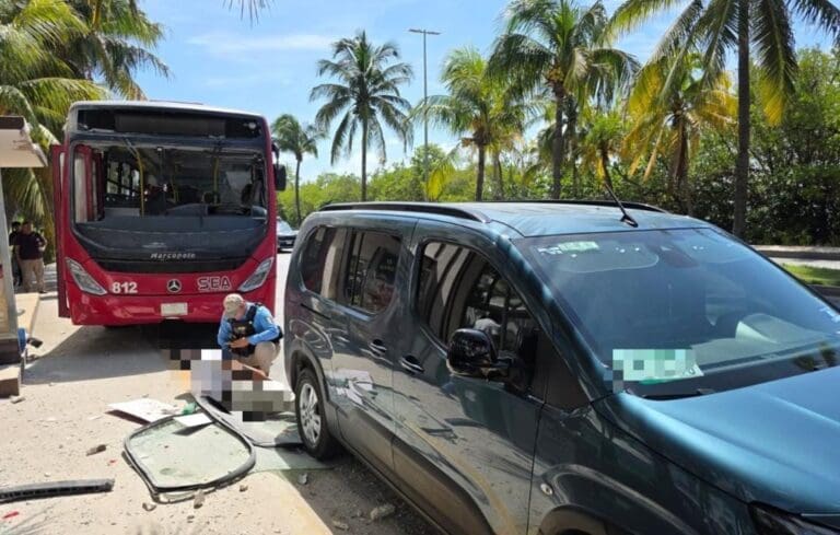 Reportan doble accidente en Cancún; camión se lleva paradero en Zona Hotelera y automovilista se escapa de ser prensado.
