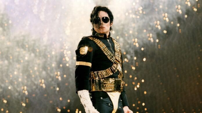 Hombre es despedido por imitar a Michael Jackson y molestar a un compañero de trabajo en Manchester, Inglaterra