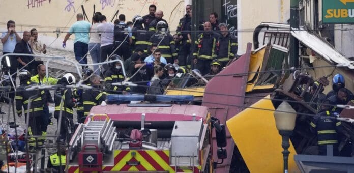 Descarrilamiento de tranvía funicular deja al menos 15 muertos y 20 heridos en Portugal Video: Descarrilamiento de tranvía funicular deja al menos 15 muertos y 20 heridos en Portugal
