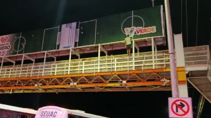 Rescatan a un menor de edad que intentaba lanzarse de un puente en Torreón, Coahuila