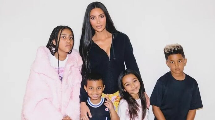Confiesa Kim Kardashian que está en contra de las tareas escolares