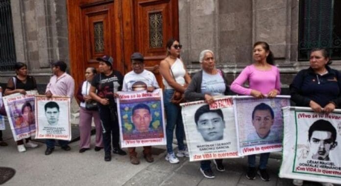 Padres de los 43 de Ayotzinapa se dicen decepcionados tras reunión con Claudia Sheinbaum. Hay retrocesos, afirman.