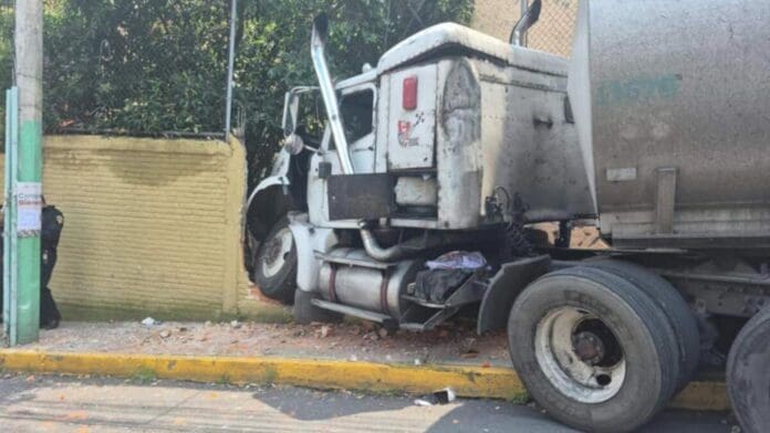 Pipa de agua se queda sin frenos y se impacta contra una casa en Iztapalapa, CDMX