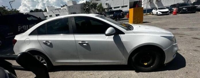 Aseguran policías de Playa del Carmen un vehículo con reporte de robo. Continúan atendiendo la inseguridad.