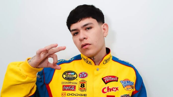 Amenazan de muerte al cantante Junior H con narcomantas firmadas por el CJNG en Tijuana, Baja California