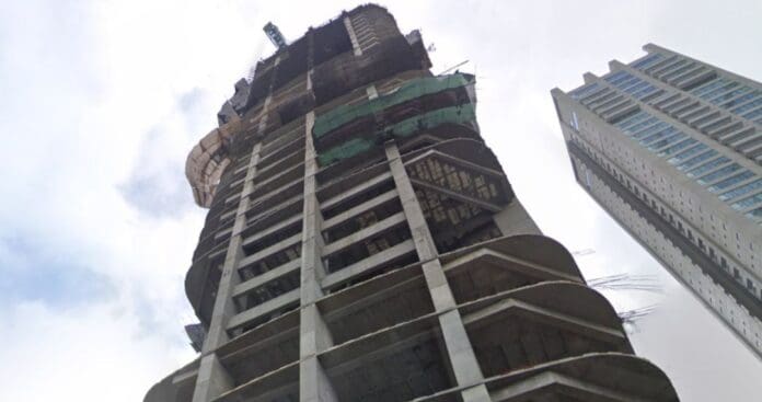 Fallece sujeto al caer de la Torre Rise en Monterrey, Nuevo León; FGE investiga accidente