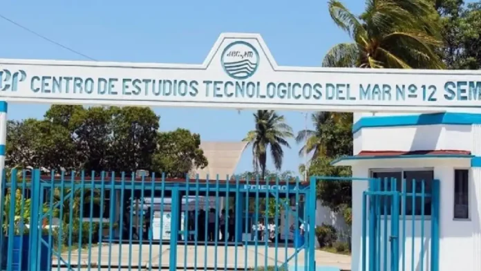 Hospitalizan a 17 menores de edad tras comer alimentos con vidrios en una escuela en Colima