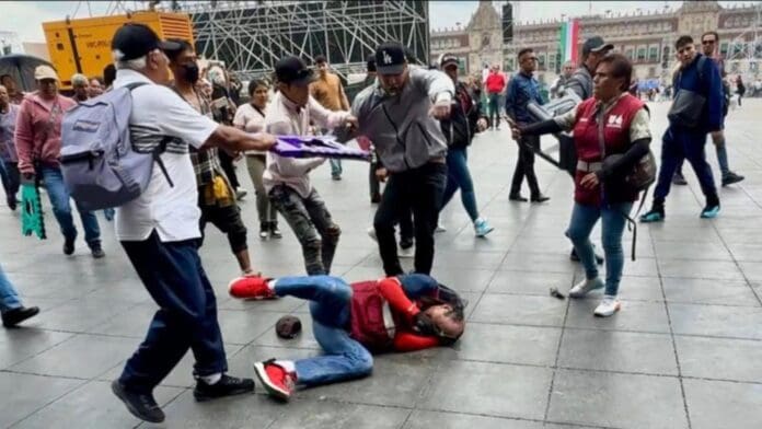 Video: Comerciantes y trabajadores del gobierno de la CDMX se pelean en el Zócalo por impedirles vender en la calle