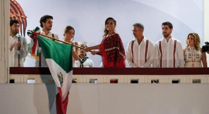 Mara Lezama celebra el 215 aniversario del Grito de Independencia junto al pueblo de Quintana Roo, desde la capital.
