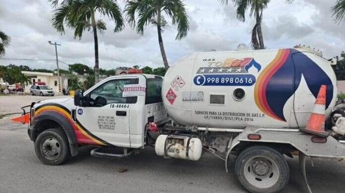 Previenen una tragedia; clausuran en Cancún una pipa con fuga de Gas Tomza. Es la empresa involucrada en la tragedia de Cdmx.