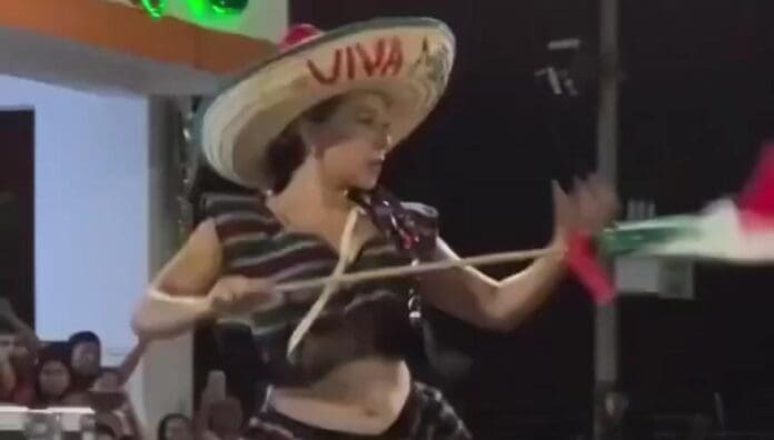 Genera polémica festejo de fiestas patrias con una bailarina exótica en Chiapas. El momento fue captado y difundido.