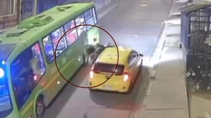 Motociclista es impactado por un taxi tras intentar pasar a un autobús en Bogotá, Colombia