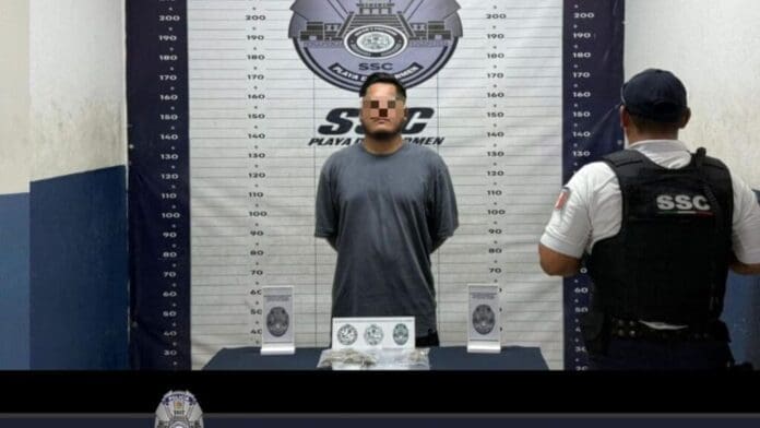 Sujeto es captado infraganti vendiendo marihuana y es detenido en Playa del Carmen