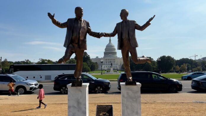 Colocan estatua de Donald Trump y Jeffrey Epstein dándose la mano frente al Capitolio en Washington