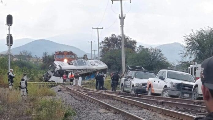 Choque entre camión de pasajeros y tren deja cinco muertos y varios heridos en Comonfort, Guanajuato