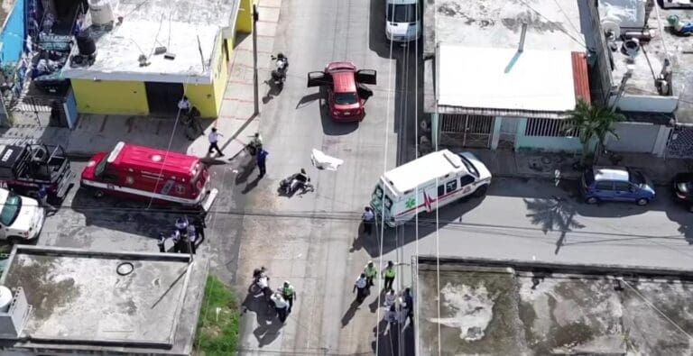 Fallece estudiante menor de edad tras chocar con su motocicleta en Cancún. Se impactó contra un automóvil.