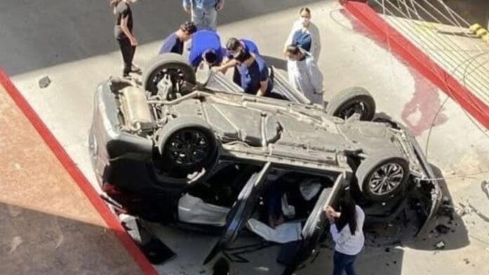 Adulta mayor cae con su auto desde un segundo piso de estacionamiento en hospital de Hermosillo, Sonora