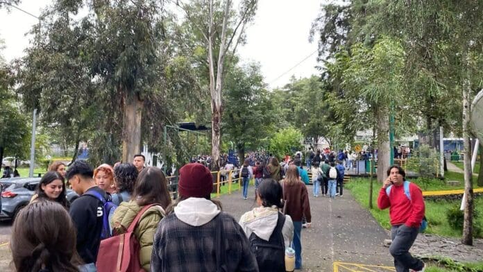 Reportan amenaza de bomba en la Facultad de Ciencias Políticas de la UNAM; desalojan a estudiantes