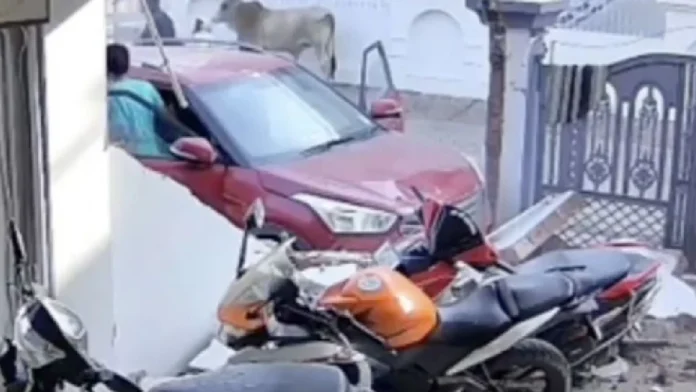 Adolescente de 14 años atropella a motociclista y choca contra una casa mientras aprendía a conducir en India