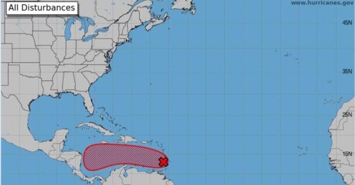 Una zona de baja presión aumenta su probabilidad de desarrollo ciclónico; está a 2 mil 860 km de Quintana Roo.