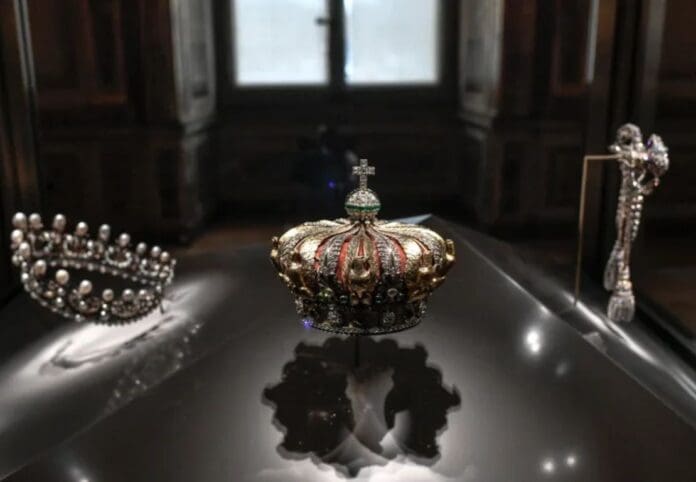 Robo millonario en el Louvre obliga a cerrar el museo más famoso de París