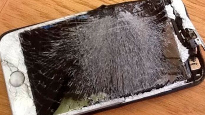 Niño de 13 años pierde la vida tras enchufar su celular a la corriente con las manos mojadas en Bolivia
