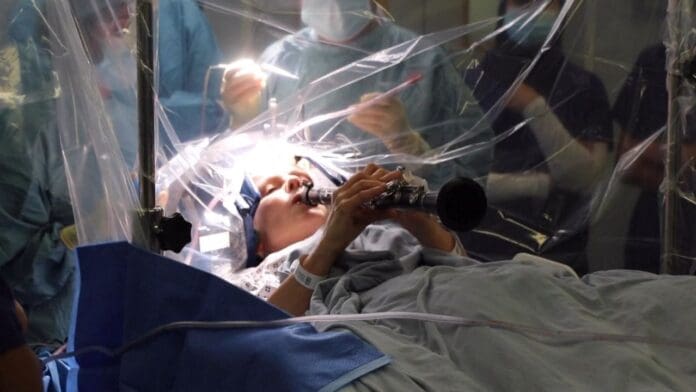Toca el clarinete mientras le operan el cerebro para tratar el Parkinson en Londres, Inglaterra