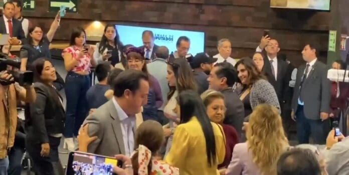 Critican a los diputados de Morena por un evento con la Sonora Santanera pese a emergencia por inundaciones.