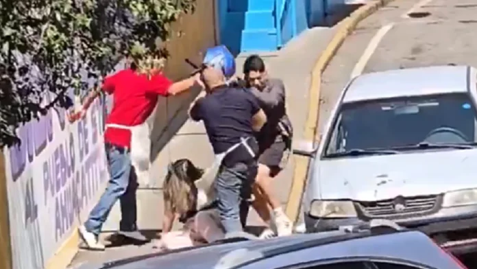 Carniceros golpean a una mujer en Cuernavaca, Morelos