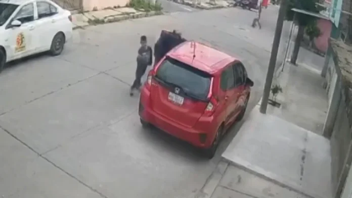 Hombre utiliza a su hijo de 10 años para robar un auto en Edomex