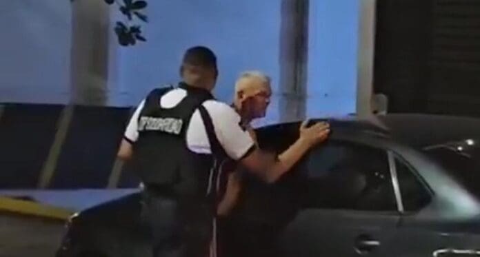 Video Exhiben a italiano violento que agrede a las personas en el centro de Playa del Carmen Exhiben a un italiano violento que agrede a las personas en el centro de Playa del Carmen. La gente está harta de su comportamiento.