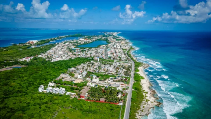 Aguakan promueve el bienestar turístico en Isla Mujeres con una nueva planta de agua potable Aguakan promueve el bienestar turístico en Isla Mujeres con una nueva planta de agua potable. La instalación asegurará el vital líquido durante lluvias o huracanes. Refuerza la reputación de la ínsula como destino de primer nivel para visitantes que buscan tranquilidad y comodidad.