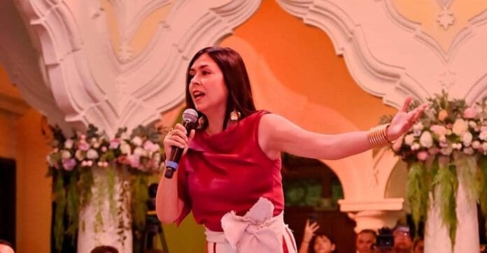 Video Hermana de Layda Sansores se pone a cantar durante su informe del DIF en Campeche Hermana de Layda Sansores se pone a cantar durante su informe del DIF de Campeche. El momento ha sido muy criticado.