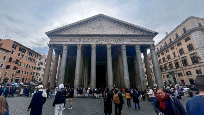 Turista japonés muere al caer desde un muro de siete metros del Panteón de Roma Turista japonés muere al caer desde un muro de siete metros del Panteón de Roma