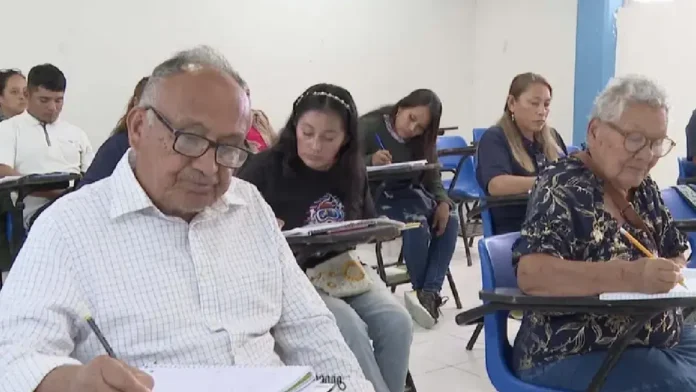 Pareja de adultos mayores se inscribe en un colegio para terminar la preparatoria en Matamoros, Tamaulipas Pareja de adultos mayores se inscribe en un colegio para terminar la preparatoria en Matamoros, Tamaulipas