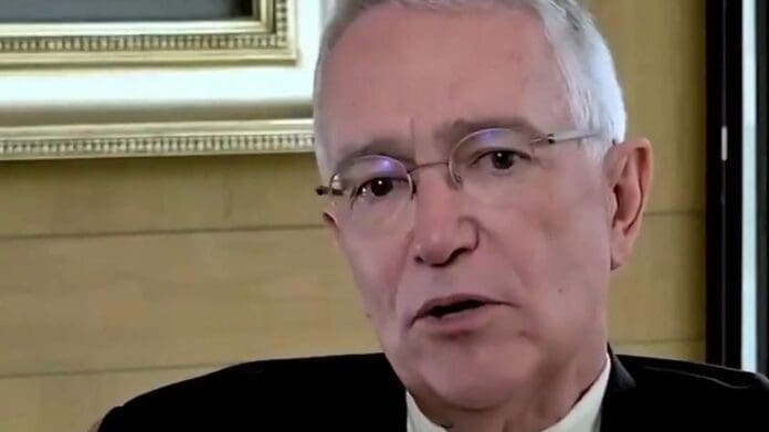 Video Afirma Salinas Pliego que quiere pagar los impuestos que debe y acabar la disputa con el gobierno Afirma Ricardo Salinas Pliego que quiere pagar los impuestos que debe y acabar el litigio con el gobierno.