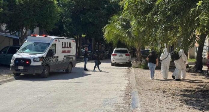Detienen a tres personas tras balacera en Cancun hay un policia lesionado Detienen a tres personas tras balacera en Cancún; hay un policía lesionado. Sigue la crisis de inseguridad.