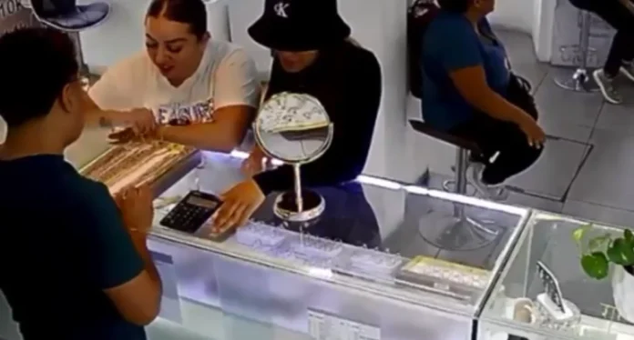 Captaron a mujeres robando una cadena de 50 mil pesos en una joyería en Puebla Captaron a mujeres robando una cadena de 50 mil pesos en una joyería en Puebla