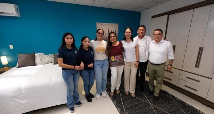 Presenta Mara Lezama nuevos laboratorios de la Universidad Politecnica de Bacalar Presenta Mara Lezama nuevos laboratorios de la Universidad Politécnica de Bacalar. También entregó otros apoyos en ese municipio.