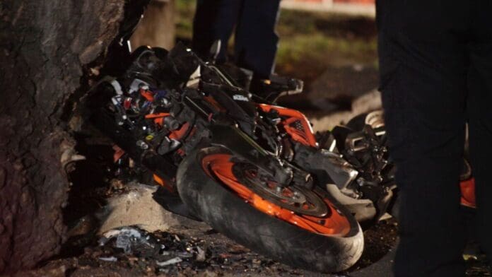 Motocicleta accidentada_Imagen archivo Mujer motociclista se impacta contra un árbol y pierde la vida frente al Palacio de los Deportes en CDMX