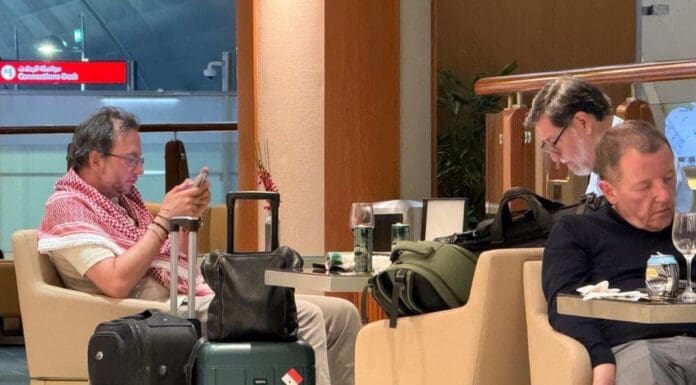 Captan a Fernandez Norona en presunta sala VIP en Dubai Emiratos Arabes Unidos Captan a Fernández Noroña en presunta sala VIP en Dubai, Emiratos Árabes Unidos. Ya no se acuerda de la austeridad.