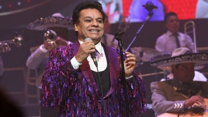 Documental de Netflix revela que Juan Gabriel fue abusado por un sacerdote a los 13 años Documental de Netflix revela que Juan Gabriel fue abusado por un sacerdote a los 13 años