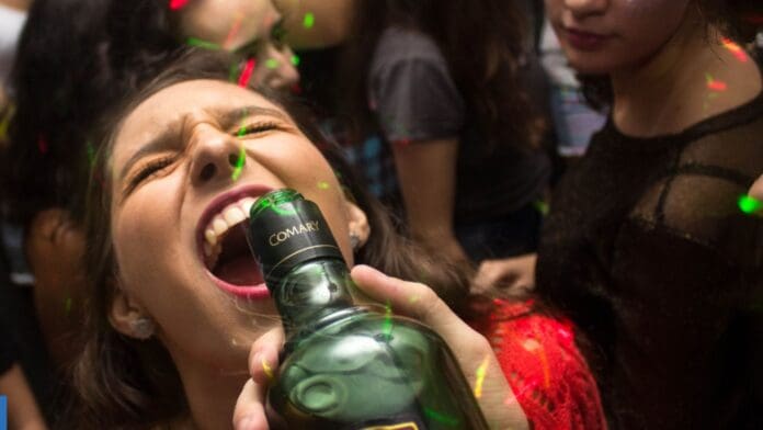 Exceso de alcohol_Archivo Video: Joven es hospitalizada tras participar en un reto de shots en un bar de Cali, Colombia