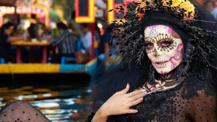 Maribel Guardia_Xochimilco Video: Fan le confiesa su amor a Maribel Guardia mientras iba a bordo de una trajinera en Xochimilco, CDMX